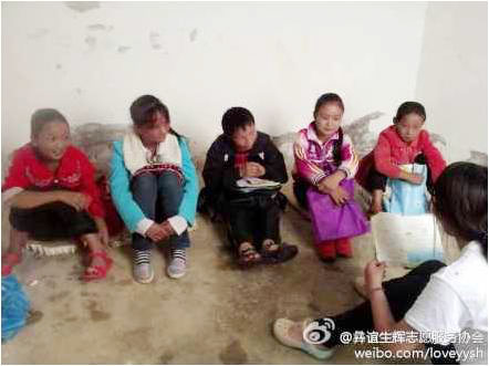 7月13日, “彝誼生輝”志愿服務隊的“篤學”夏令營第一天開課,地點在當地一個廢棄的校舍里。孩子們用泡沫板做椅子,地板和膝蓋做課桌,并且受近日強降雨的影響,當地幾乎天天下雨,條件非常簡陋、艱苦,但是隊員和孩子們上起課來都非常認真