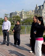 網(wǎng)友參觀晉陽湖
　　晉陽湖項(xiàng)目原投資計(jì)劃為2.2億元，區(qū)域內(nèi)五座橋?yàn)榫坝^橋。為完善其功能，強(qiáng)化景觀提升效果，對部分項(xiàng)目進(jìn)行了優(yōu)化、提升，包括將區(qū)域內(nèi)五座景觀橋改為市政橋并新增兩座市政橋。