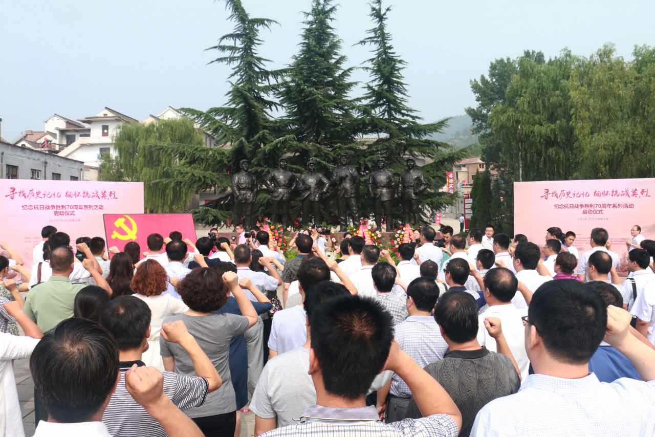 參加啟動儀式的全體黨員在黨旗下宣誓,重溫入黨誓詞。(陸加杰 攝)