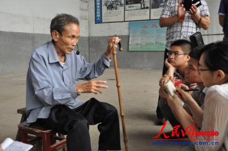 曾參與過地道戰的村自衛隊隊員董福吉老人接受記者采訪(徐于凡 攝)