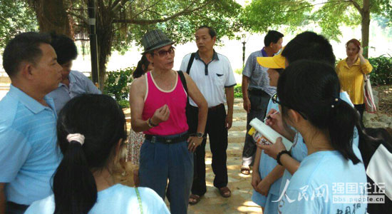 志愿者采訪武鳴縣老年人活動中心老師李忠良(中)。