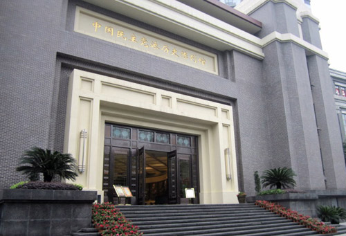 日前,由人民網(wǎng)記者和強國論壇網(wǎng)友組成的“尋找歷史記憶緬懷抗戰(zhàn)英烈”活動(重慶站)小分隊,來到中國民主黨派歷史陳列館參觀。