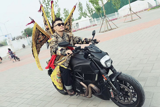 演員騎著哈雷車酷炫出場。 溫明 攝