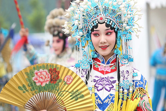 現(xiàn)場演員。 溫明 攝