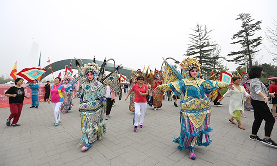 現(xiàn)場觀眾與演員一起舞動起來。 溫明 攝