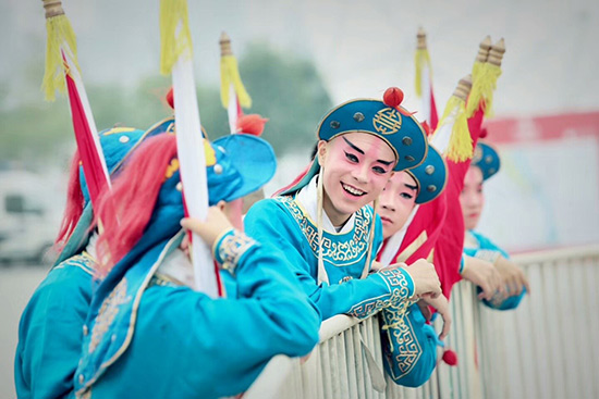 現(xiàn)場演員。 溫明 攝