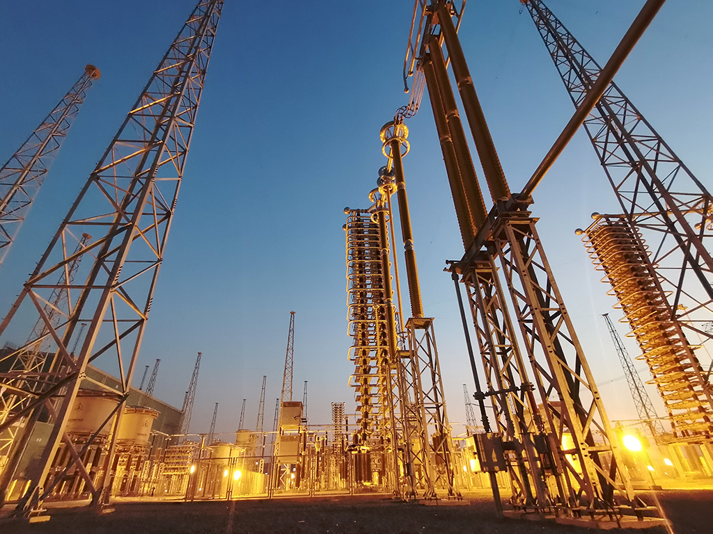 ±660kV巴基斯坦默蒂亞里-拉合爾（默拉）直流輸電項目拉合換流站夜景。（國家電網供圖）