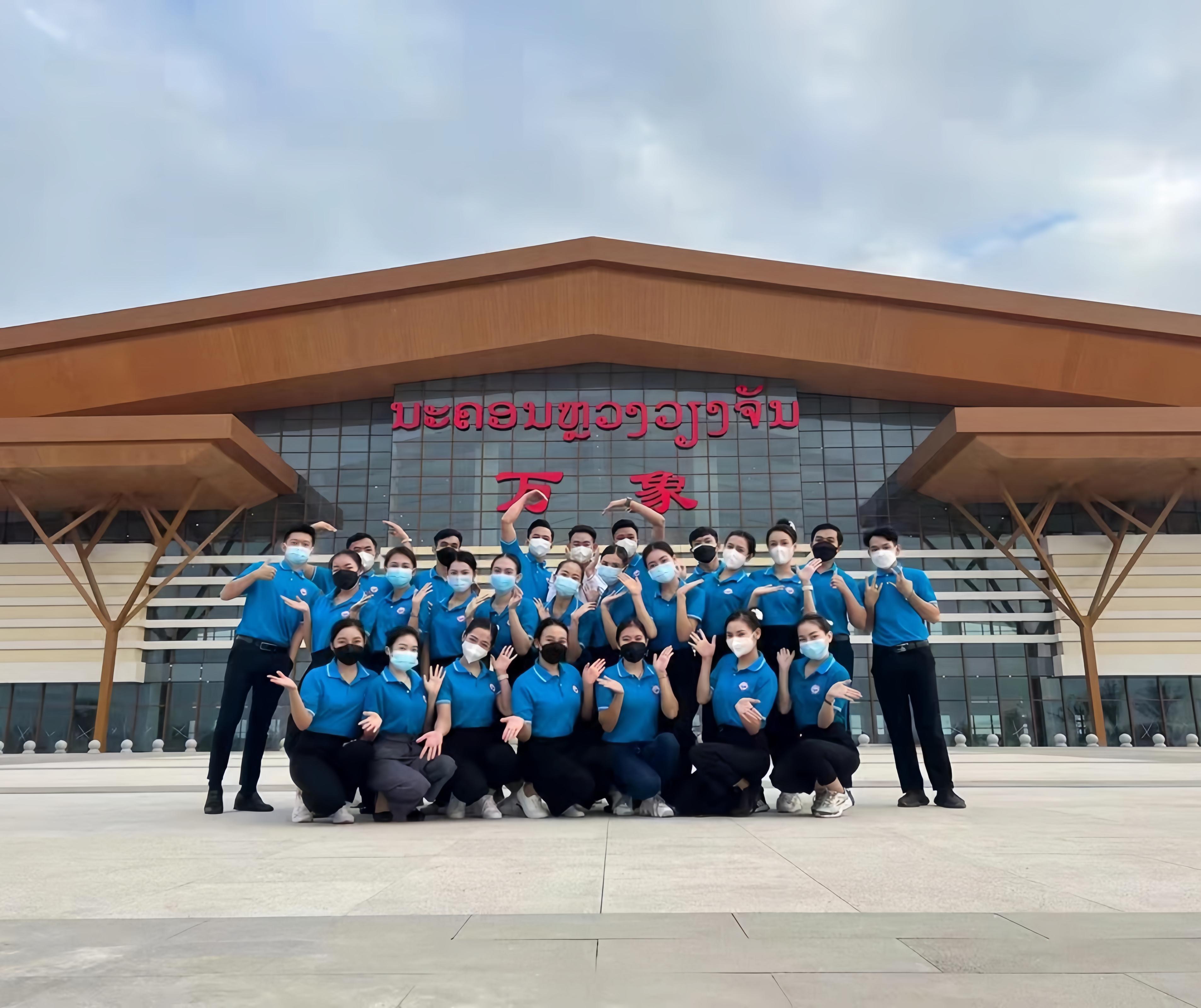 學生上崗前在老撾萬象高鐵站前合影(其中5人為貴陽職業技術學院培訓班學生)。 貴陽職業技術學院供圖