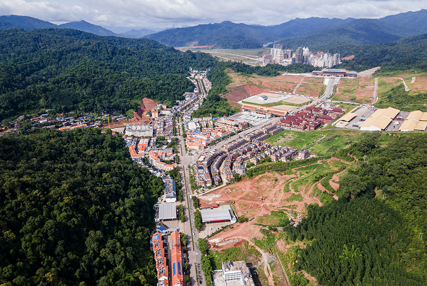 磨憨口岸俯瞰，右前方高層白色建筑群為老撾境內(nèi)。人民網(wǎng)記者 符皓攝