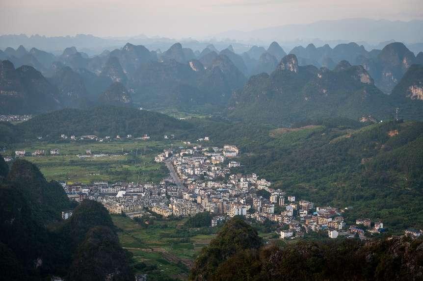 廣西層巒疊嶂,郁郁蔥蔥。 人民網(wǎng) 嚴(yán)立政攝